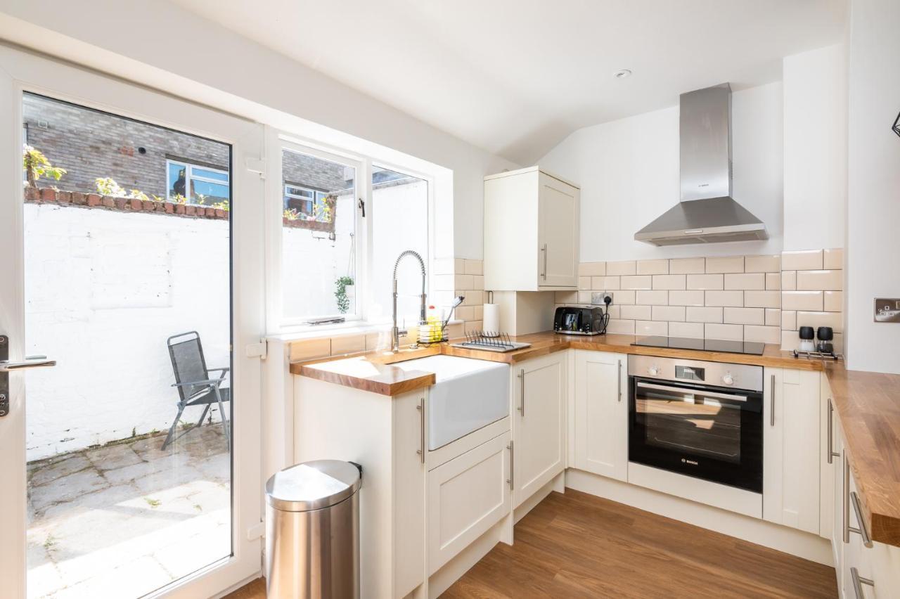 Stylish, Centrally Located Terrace - Pass The Key ヨーク エクステリア 写真